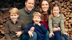 Príncipe William y Kate Middleton posan de la mano con sus hijos para su nueva postal navideña