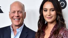 Esposa de Bruce Willis desmiente que Demi Moore se mudó con ellos para cuidar del actor