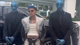 Rauw Alejandro causa furor en los Billboard con nuevo look y sus guardaespaldas alienígenas