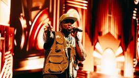 50 Cent le lanzó micrófono a fanática en pleno show: Quedó con un corte en su cabeza