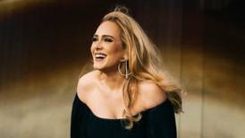 No se burló, Adele explica lo que decía la graciosa nota que le dio un fan en su concierto