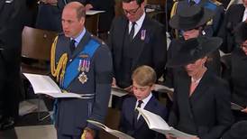 Príncipe George usó traje azul en el funeral de la reina Isabel, por esta importante razón