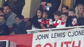 FOTO: Captan triste reacción de Kim Kardashian y su hijo tras eliminación del Arsenal