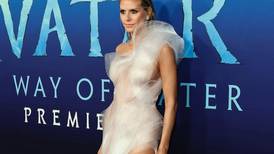 Heidi Klum luce un vestido transparente inspirado en el agua en premiere de Avatar: the Way of Water