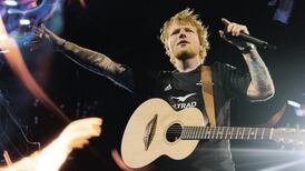 Ed Sheeran: Con cerveza y en concierto, así celebra su cumpleaños número 32