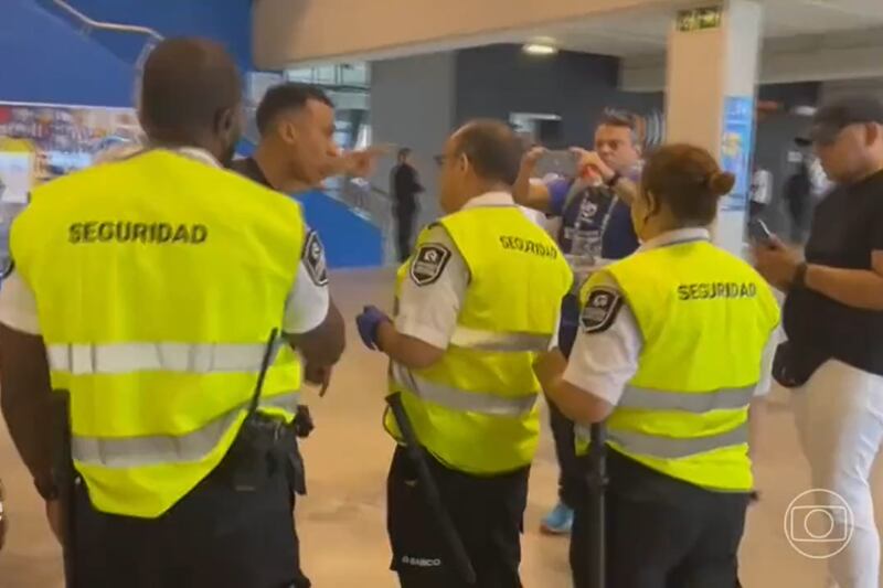 El asesor de Vinícius Jr, delantero brasileño del Real Madrid, encara a un guardia de seguridad por acto de racismo en su contra.