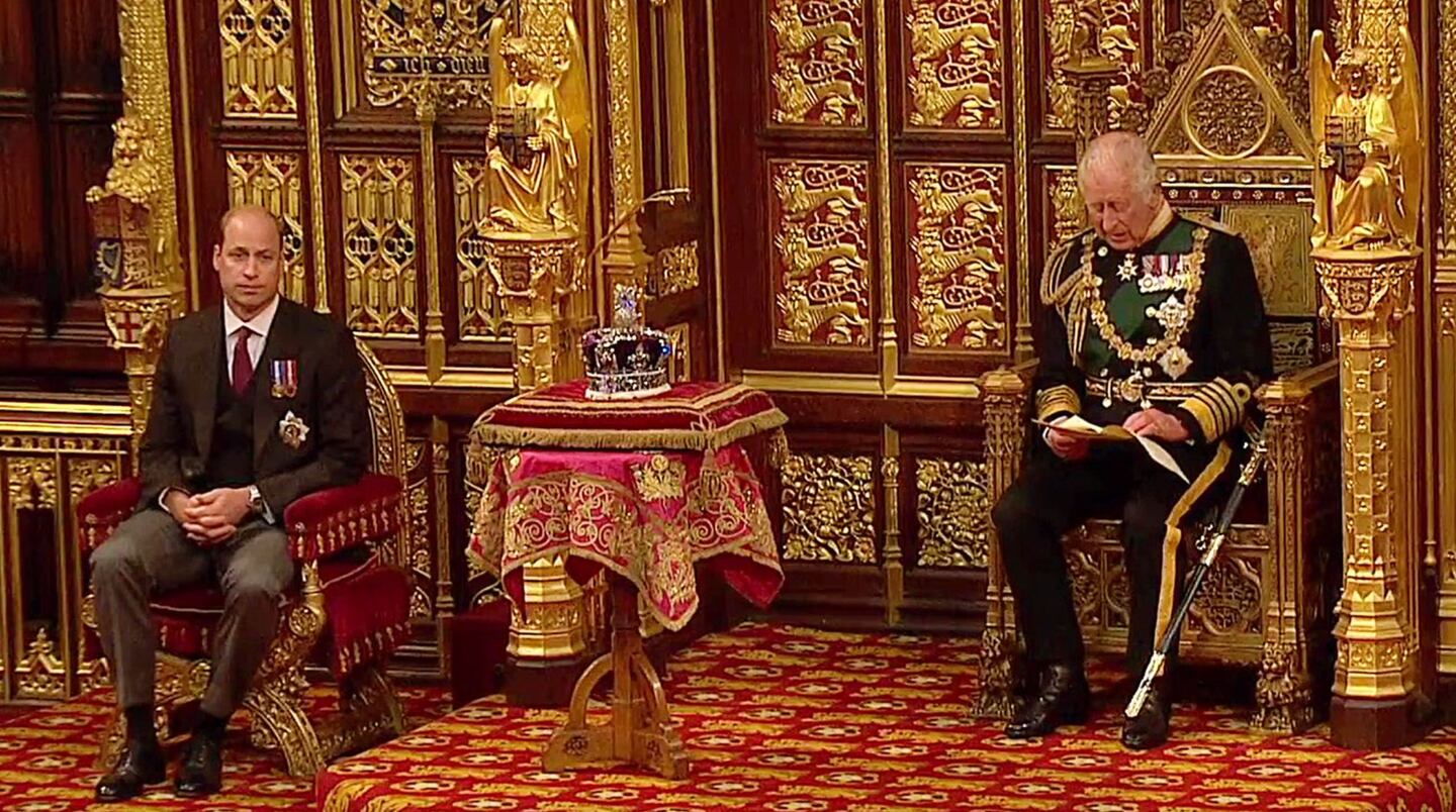 El entonces príncipe de Gales y duque de Cambridge en la inauguración estatal del parlamento en nombre de la reina Isabel II