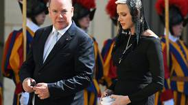 Princesa Charlene renuncia a derecho para vestirse de blanco en encuentro con el Papa