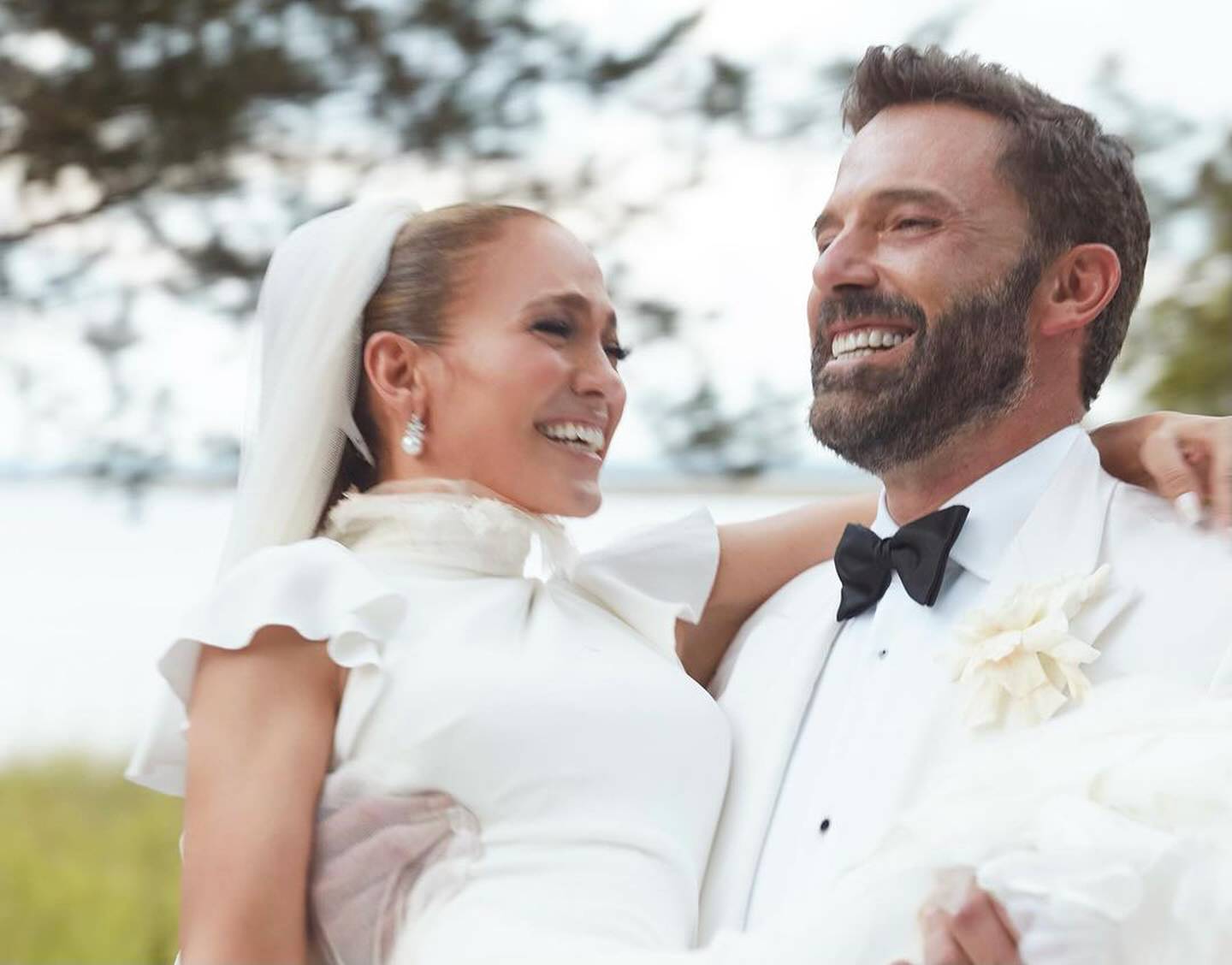 Jennifer López y Ben Affleck cumplieron un año de casados y la cantante celebró este hito con lindas postales de su matrimonio. Además le dedicó un bonito mensaje.