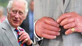 El Rey Carlos III usará mantequilla para que le entre el anillo el día de su coronación