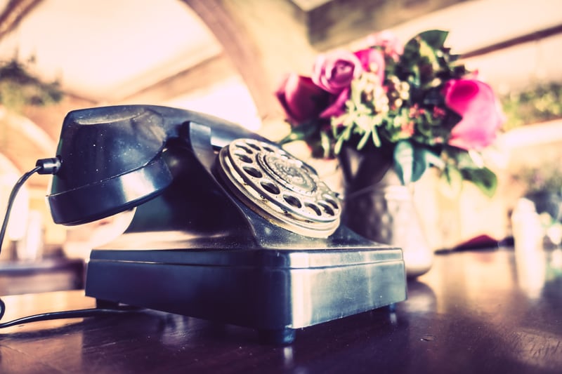 Teléfono antiguo en una mesa.