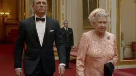 Daniel Craig afirmó que la Reina Isabel “es muy divertida”