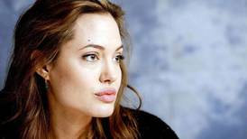 Angelina Jolie le da trabajo a dos de sus hijos en la película que hace como directora en Italia