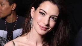 Anne Hathaway baila con sexy vestido al ritmo de "Lady Marmalade" y se hace viral