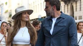 Jennifer Lopez y Ben Affleck cautivan con beso en las calles de Milán mientras salen de compras
