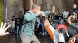 VIDEO: Fans confunden a turista con actor de Stranger Things y su reacción se hace viral