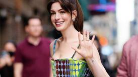 Anne Hathaway celebra aniversario de "El diablo viste a la moda" con crítica a revocación del derecho al aborto