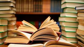 Bibliomancia: Descubre cómo pueden predecir el futuro a través de los libros