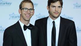 Ashton Kutcher rompe en llanto al recordar el momento en el que su gemelo casi muere