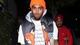 ¿Hizo un Bad Bunny? Chris Brown avienta celular de fan que lo ignoraba, redes lo critican