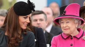 Kate Middleton comparte inédita foto de la reina Isabel con sus nietos y bisnietos para celebrarla