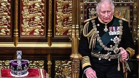 Príncipe Carlos sustituye a la reina Isabel II en importante discurso