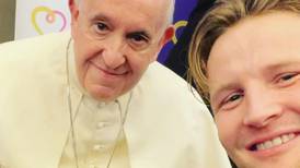 Alexander Acha sorprende con una fotografía junto al Papa Francisco