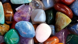 Aprende por qué y cómo poder limpiar las energías de tus piedras y gemas