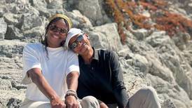 Michelle y Barack Obama publican tiernas fotos juntos en la playa por su aniversario 30