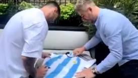 VIDEO | Lionel Messi firmó la camiseta de un fan y le dibujó la tercera estrella de Argentina