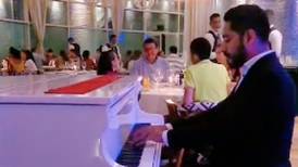 VIDEO: Pianista toca "Mi Bebito Fiu Fiu" en restaurante de lujo