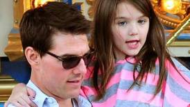 Hija de Tom Cruise y Katie Holmes planea su vida universitaria alejada cada vez más de su padre