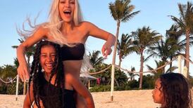 Hijas de Kim Kardashian cautivan: North West cuida y carga a su hermana menor, Chicago West