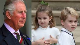 Rey Carlos muestra su faceta de abuelo amoroso con los príncipes George y Charlotte