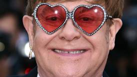 Elton John confiesa que logró escapar del sida en los años 80