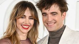 Robert Pattinson y Suki Watherhouse hacen su debut oficial como pareja tras cuatro años de relación