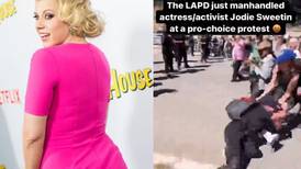 Policías golpean a Jodie Sweetin, actriz de “Fuller House” durante protesta pro aborto