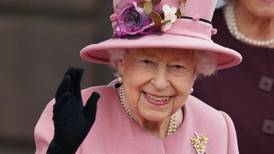 Reina Isabel II regresa al Castillo de Windsor tras pasar una noche en el hospital