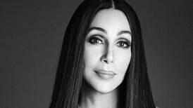 Cher estrena romance con hombre 40 años menor que ella
