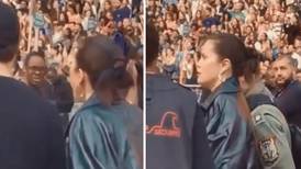 VIDEO| Selena Gomez gritándole a guardia de seguridad en concierto de Beyoncé se hace viral