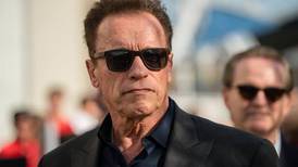 ¡Hasta la vista bache! Arnold Schwarzenegger se hace viral al arreglar su calle