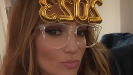 Jennifer Lopez deslumbra en Año Nuevo con jumpsuit de escote profundo