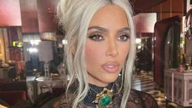 Kim Kardashian une dos vestidos para crear el look gótico que lució en la boda de Kravis