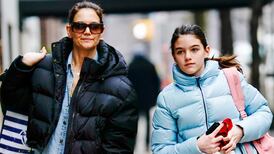 Suri, hija de Katie Holmes y Tom Cruise, derrocha estilo en Nueva York