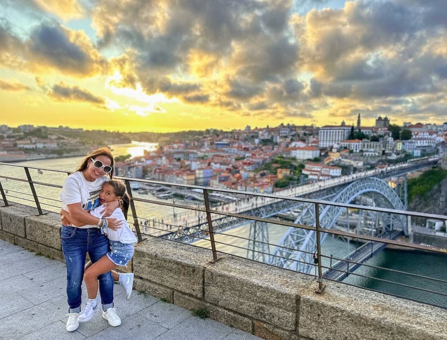 Madre hija de vacaciones en Portugal