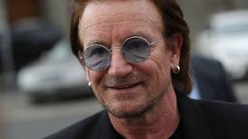 Bono de U2 ofrece concierto en estación de metro en Ucrania