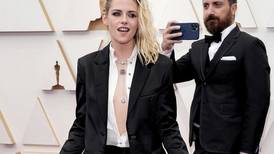 Oscars 2022: Pablo Larraín le saca fotos a su musa Kristen Stewart durante la alfombra roja