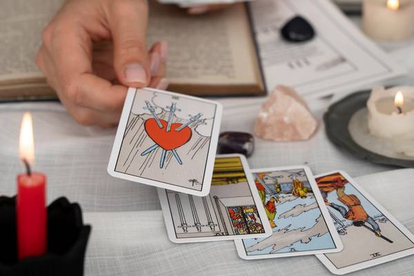 Horóscopo diario del Tarot para el domingo 1 de octubre de 2023: Las cartas están sobre la mesa