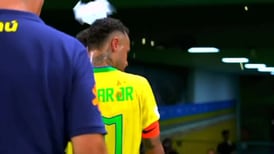 VIDEO | Sufren las supestrellas: rival escupió a Lionel Messi y le lanzaron palomitas a Neymar en Brasil