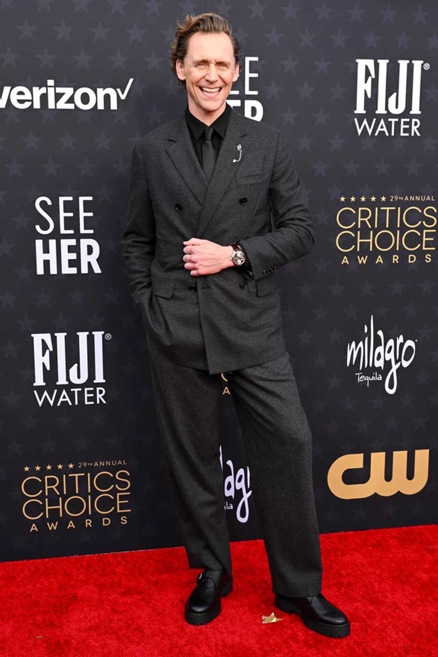 El look de Tom Hiddlestone en los Critic’s Choice Awards 2024